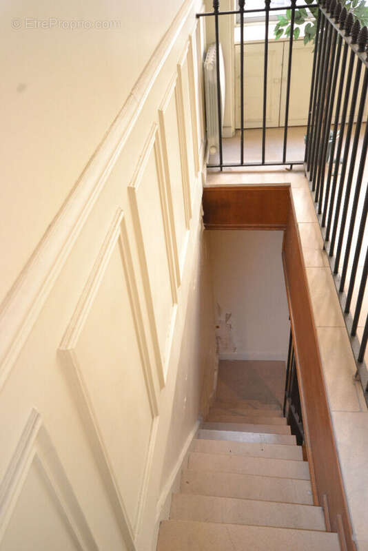 Commerce à PARIS-9E