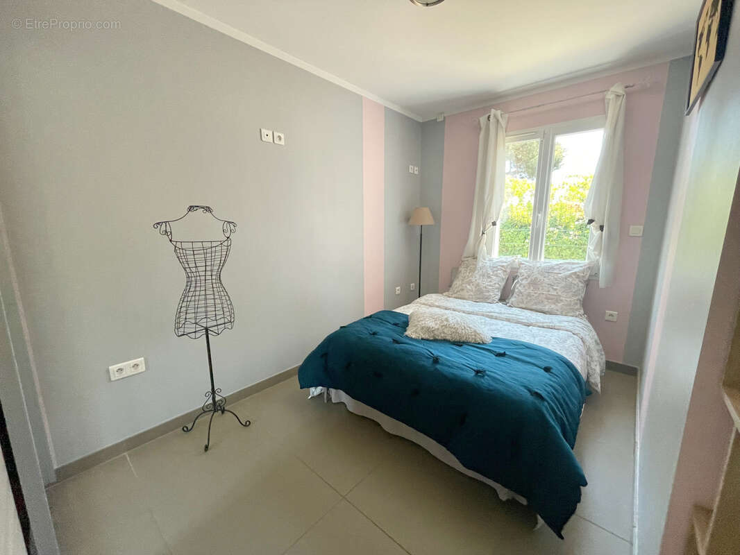 Villa contemporaine de plain pied de 130 m2 avec 3 chambres piscine garage 1000m2 de terrain - photo 12