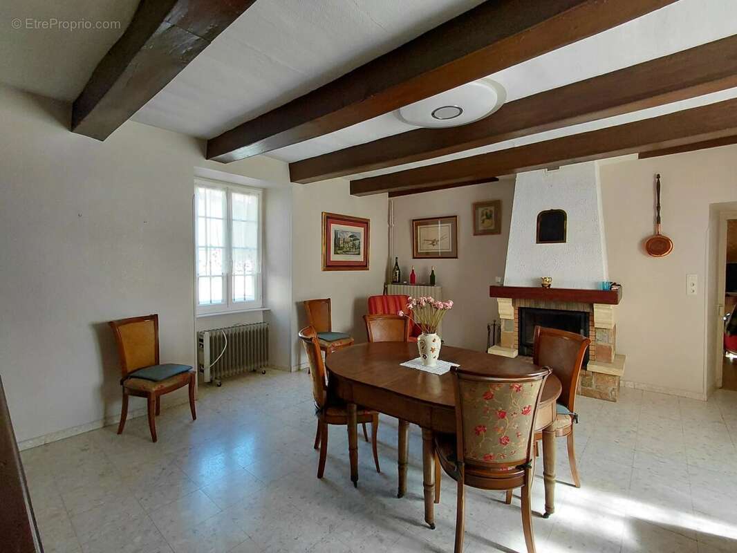 Maison à MIRANDOL-BOURGNOUNAC