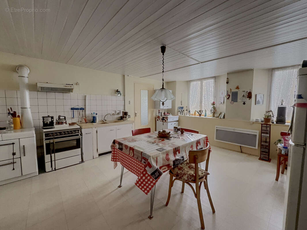 Maison à MONTECHEROUX