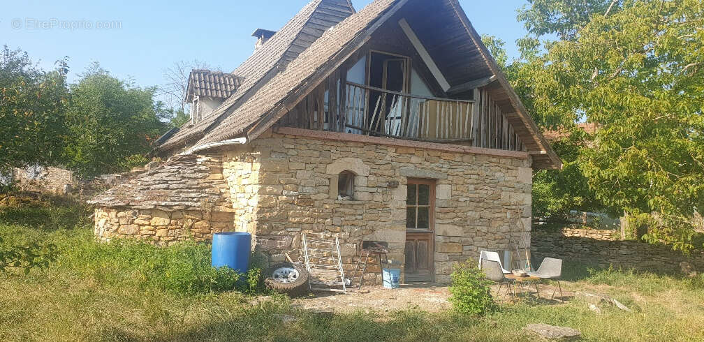 A 5km des commodités, Maison XIX ème typiquement Quercynoise en pierre sur 400m2 de jardin - photo 6