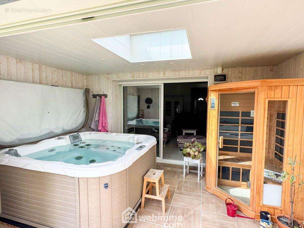 ...et d'un espace détente avec jacuzzi et sauna. - Maison à CHOLET