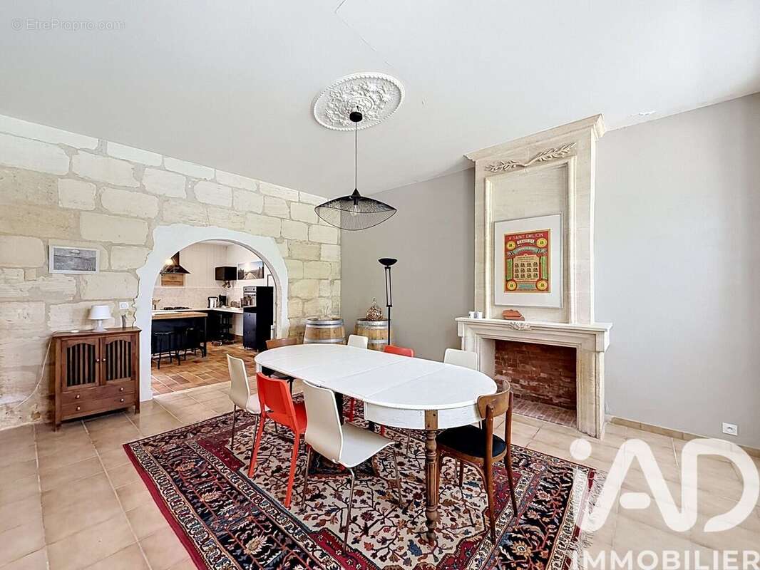 Maison 230 m² à Saint-Seurin-De-Cadourne  - photo 6
