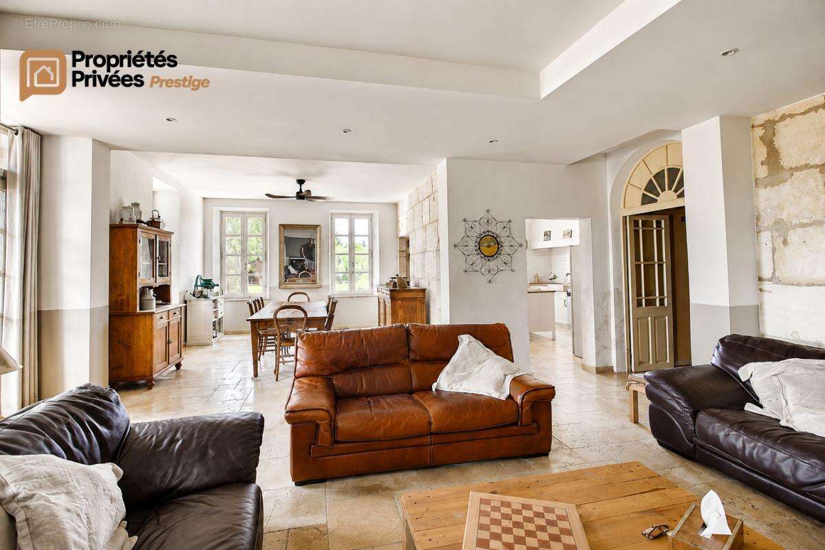 TARASCON  EN EXCLUSIVITÉ  Exceptionnel mas en pierre rénové de 364 m² habitables, offrant près de 944 m² bâtis sur un terrain cl - photo 17