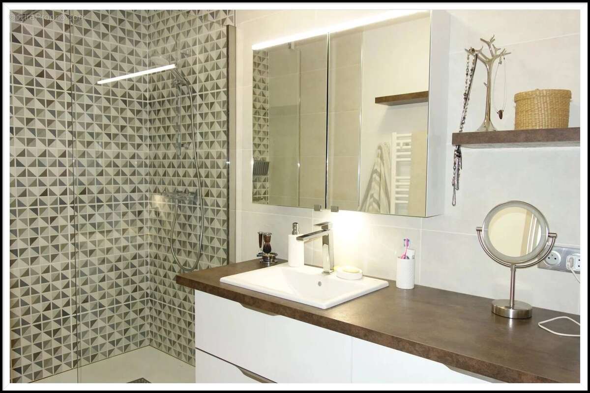 Appartement à BAGNOLS-SUR-CEZE