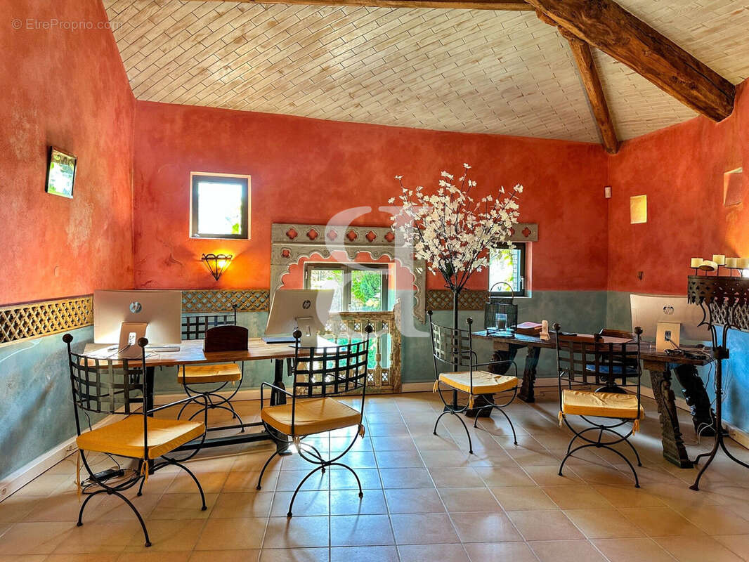 Maison 337 m² à La Begude-De-Mazenc  - photo 7