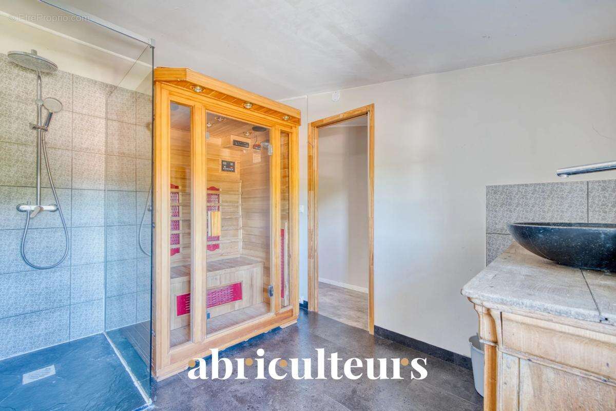Maison de caractère de 242 m² en vente à Saintes (17100) - photo 9