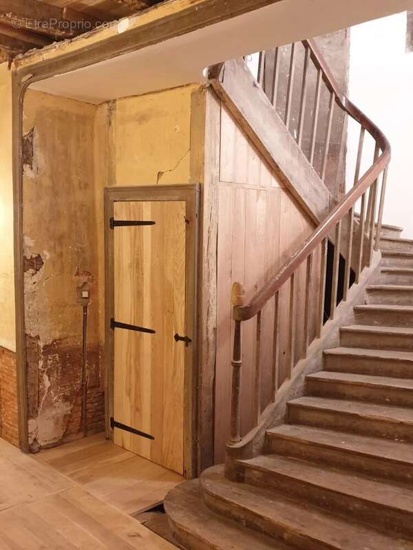 Maison à LES SALLES-LAVAUGUYON