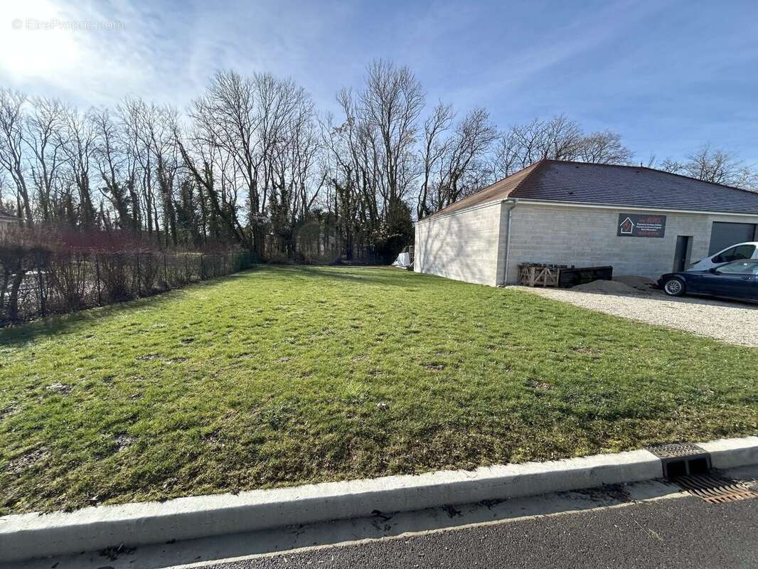terrain de 1100 m2 - Commerce à VAUDES