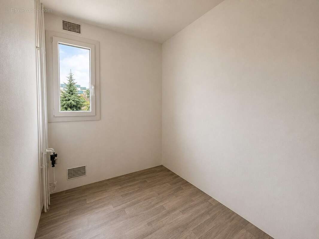 Petite pièce possible future chambre - Appartement à LOUVIERS