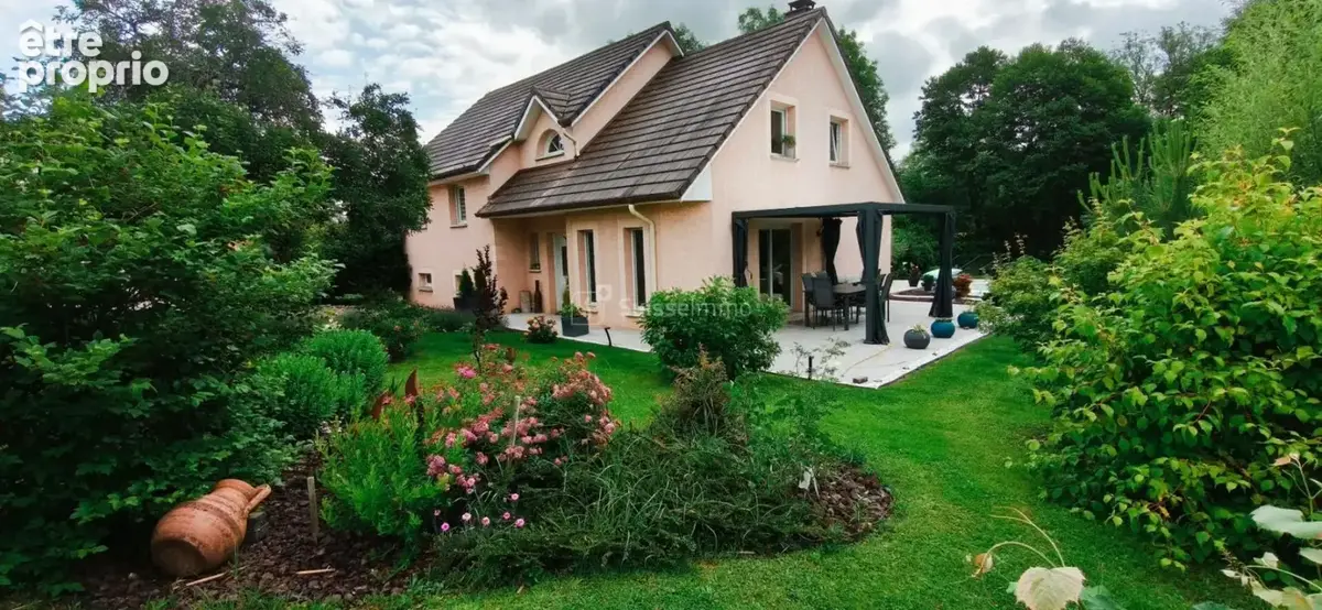 Belle demeure avec piscine entièrement close sur 1800m2 de terrain - photo 1