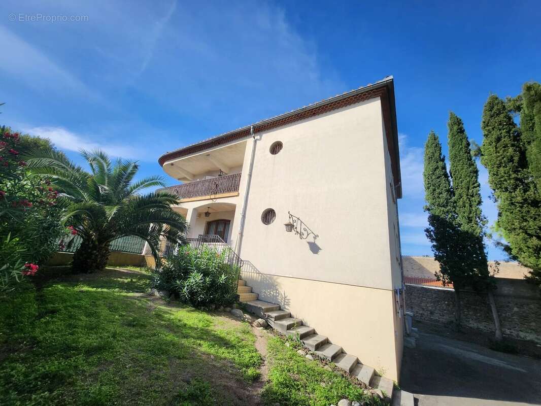 Commerce à SAINT-GENIS-DES-FONTAINES