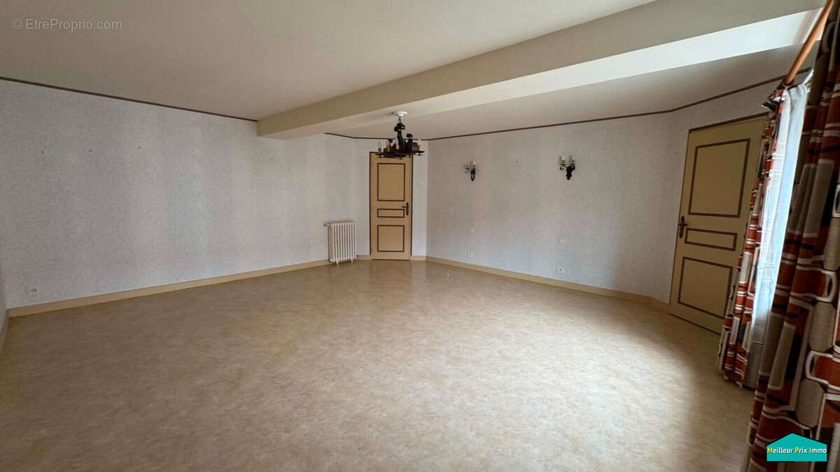 Maison de bourg de 157 m² avec jardin clos et garage - Beau potentiel - photo 10