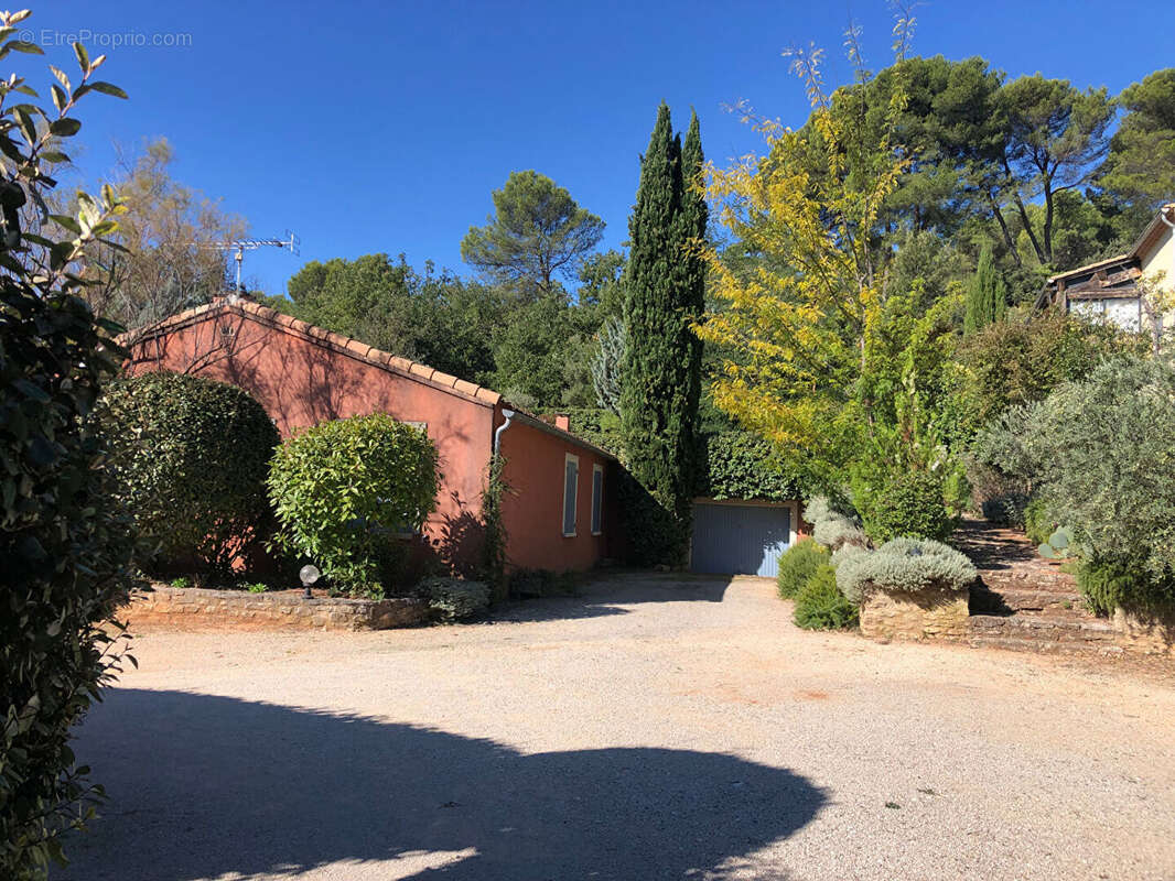 Roussillon, à deux pas du village, découvrez cette maison avec maison indépendante. - photo 3