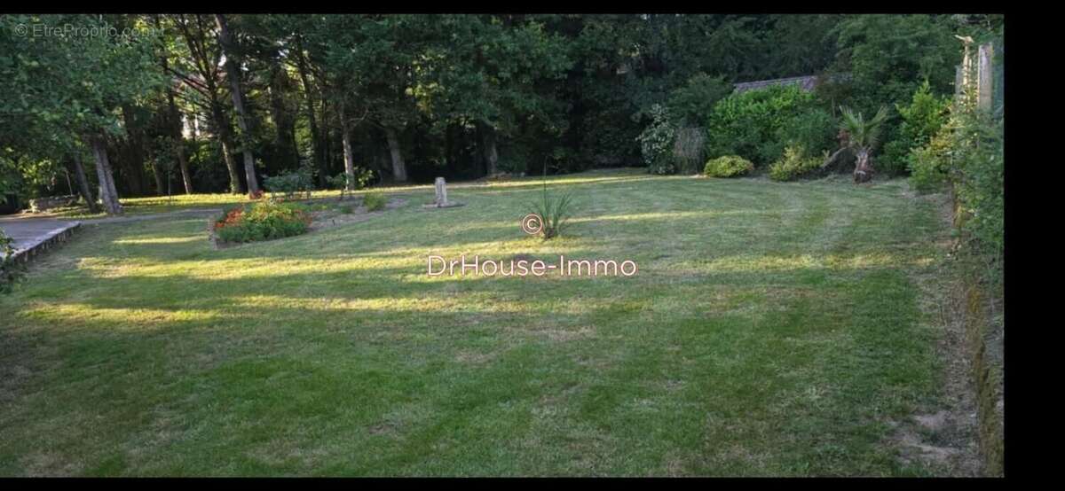 Terrain à SAINT-SULPICE