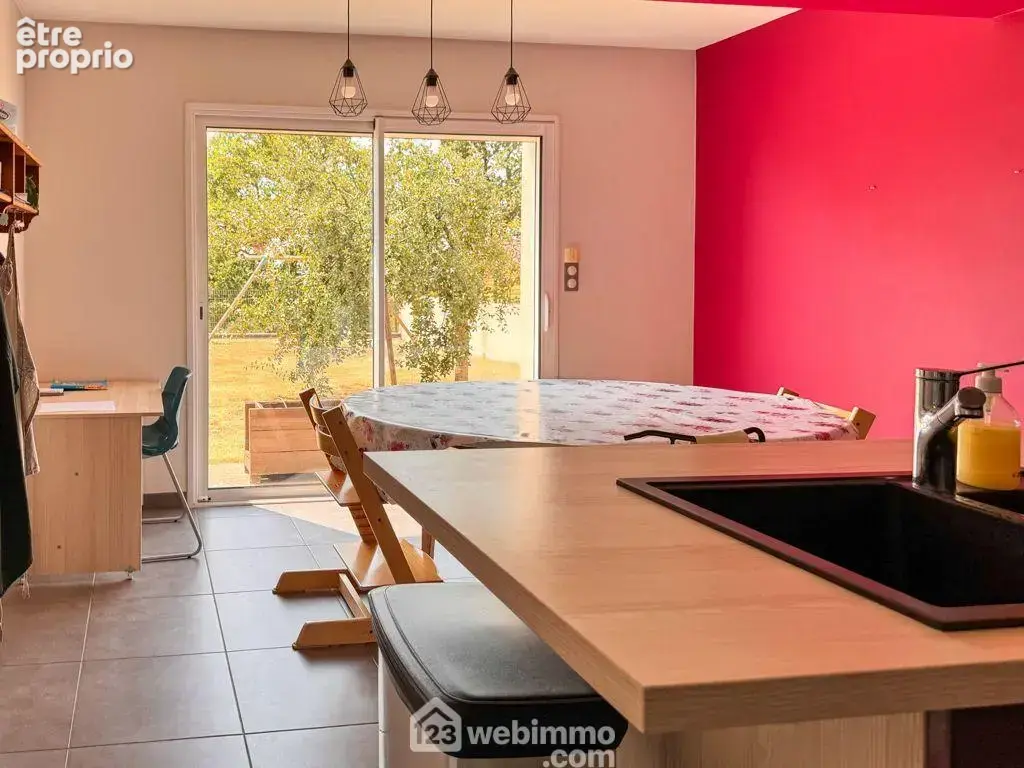 Profitez d'une agréable parcelle de 874 m² avec une vue dégagée sur la campagne.