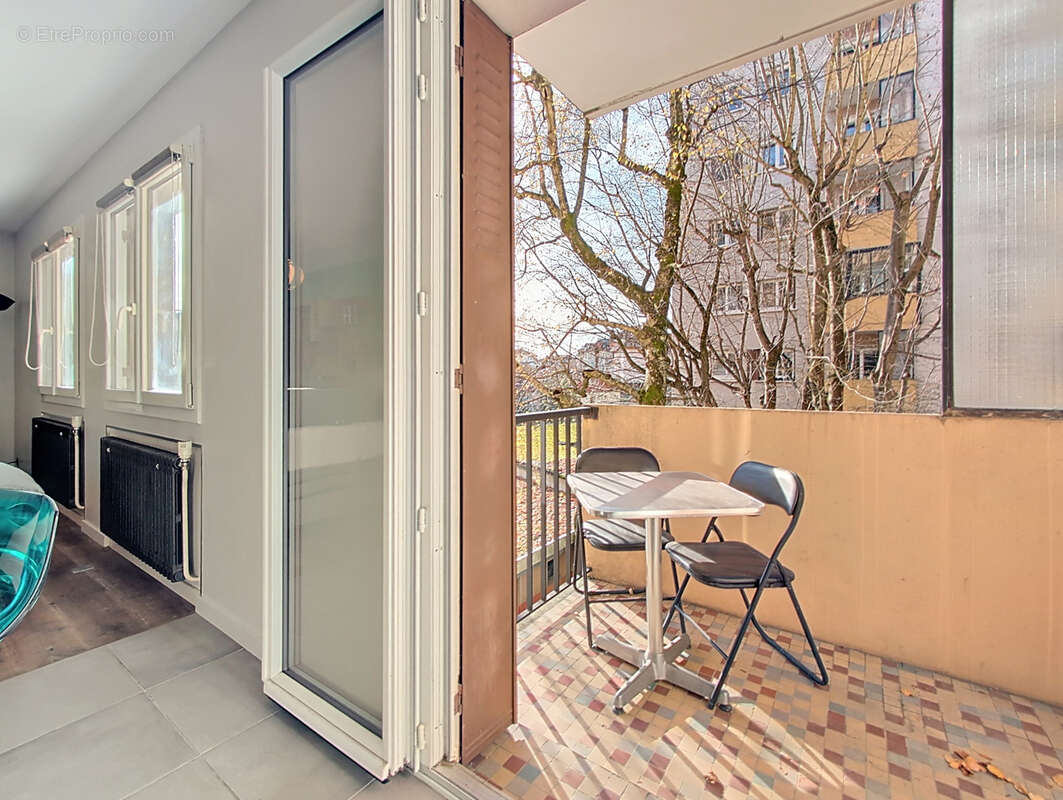 À VENDRE   T2 rénové avec balcon - A 10 mn du centre Courier (Annecy) - photo 6