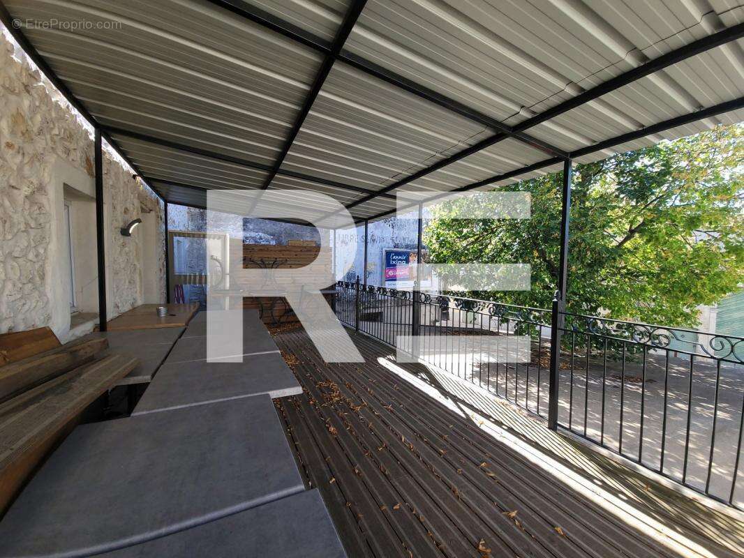 Commerce à LA CALMETTE