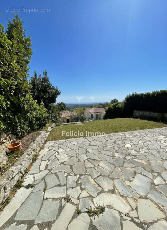 Maison à CHATEAUNEUF-GRASSE