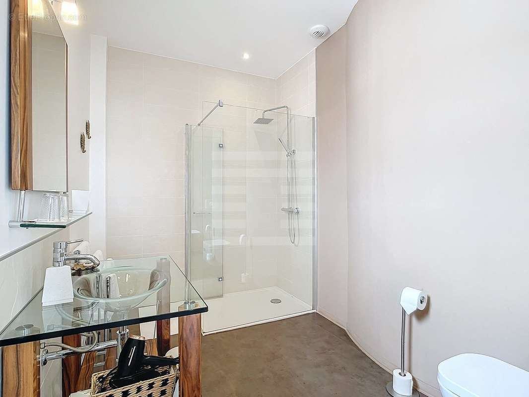 Commerce à LEZIGNAN-CORBIERES