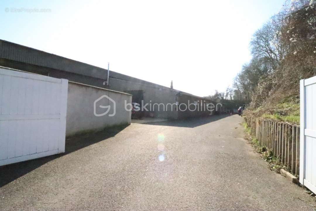 Commerce à NESLES-LA-VALLEE