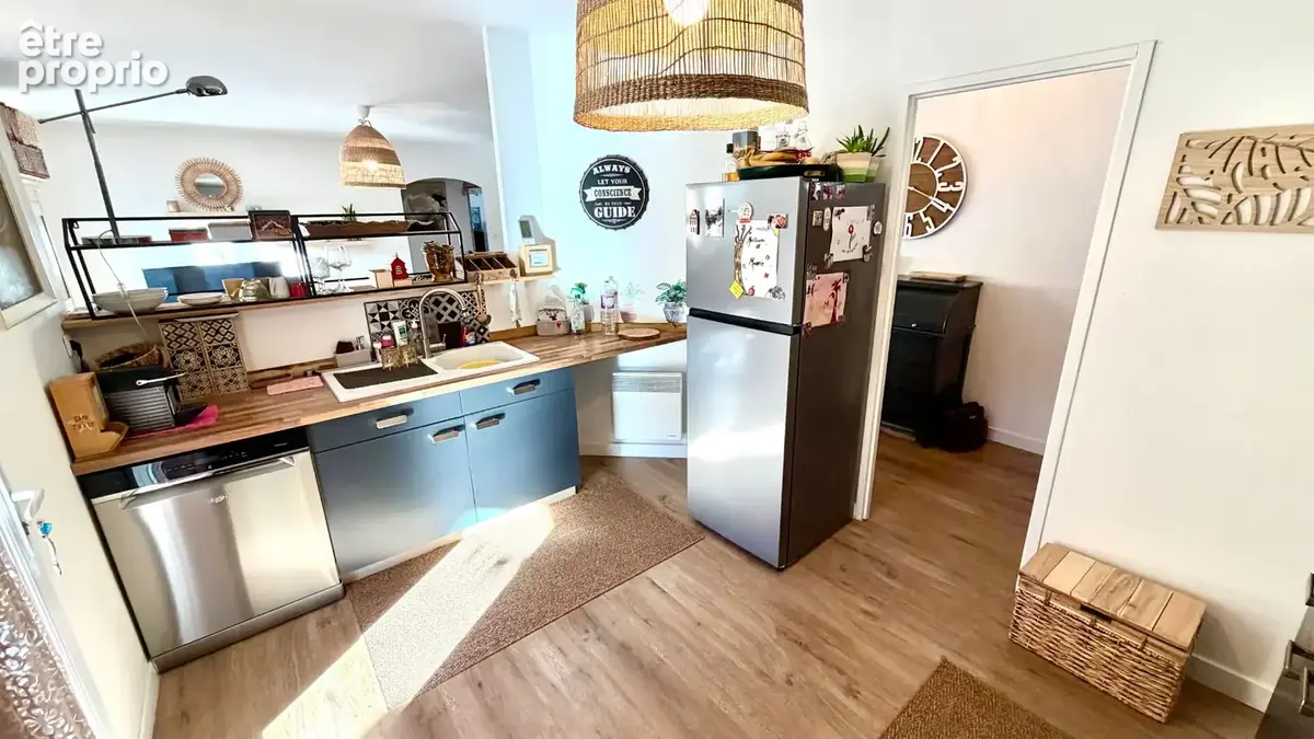 Villa de plain pied sur 442 m² de terrain, clos, arboré et paysagé. - photo 3