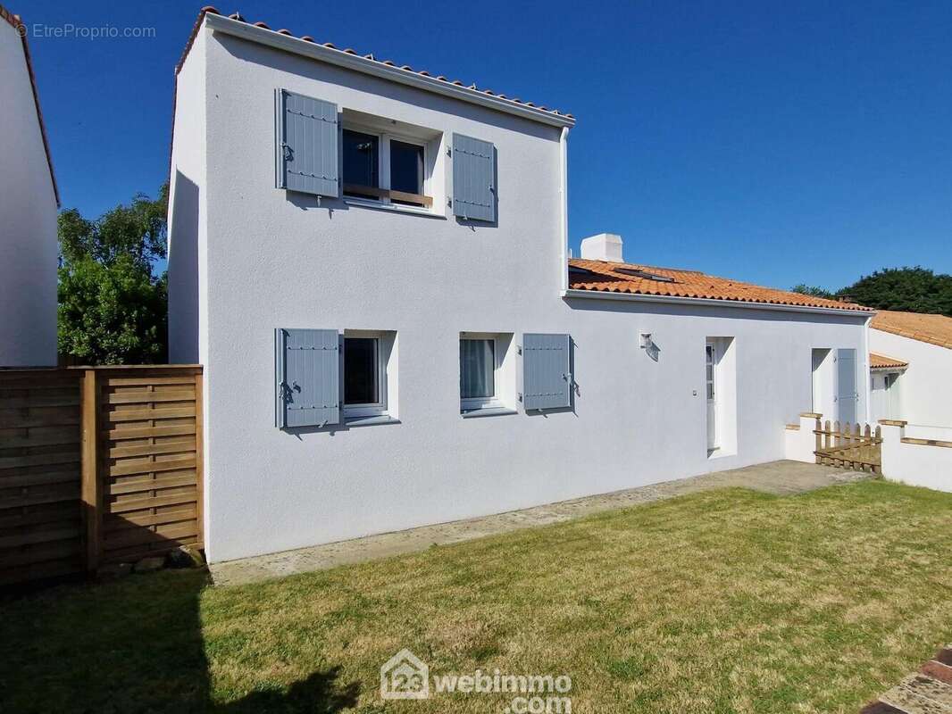 Façade côté rue. - Maison à LA ROCHE-SUR-YON