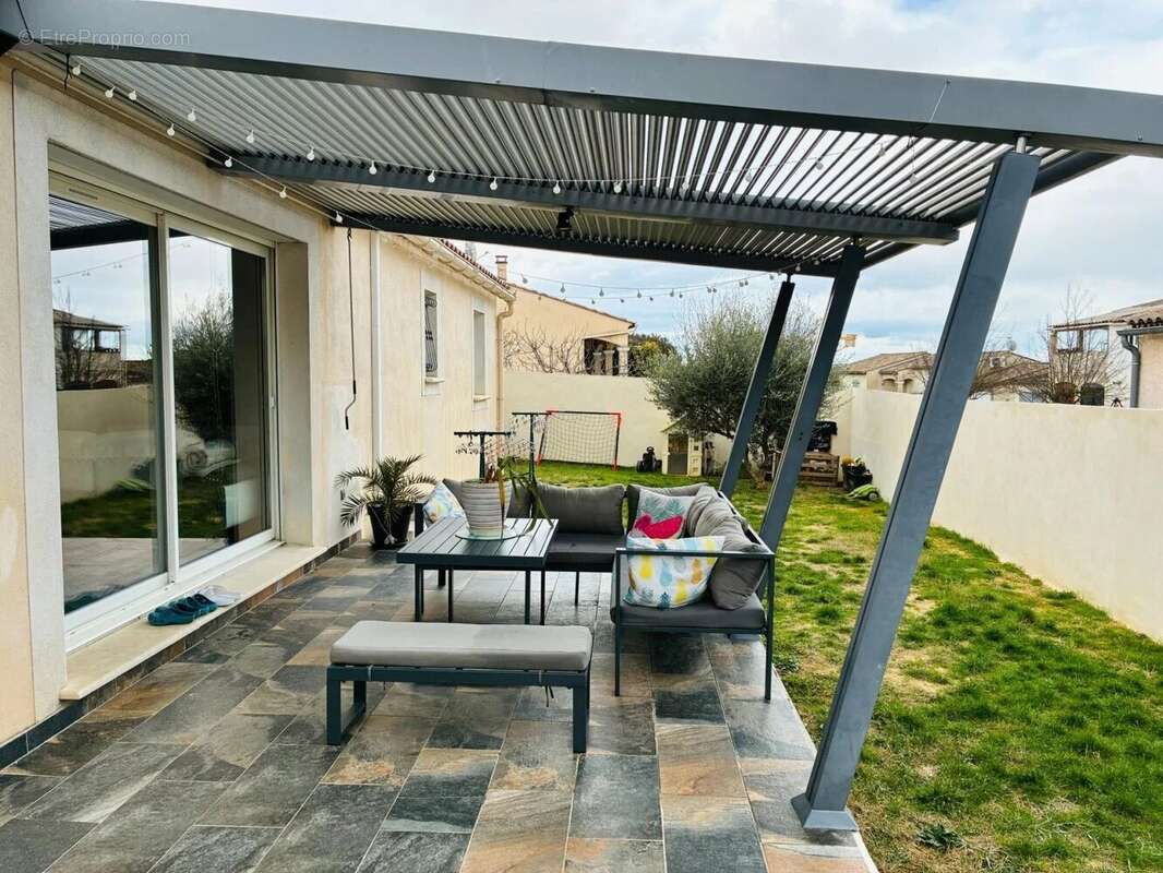 Maison à SAINT-CHAPTES