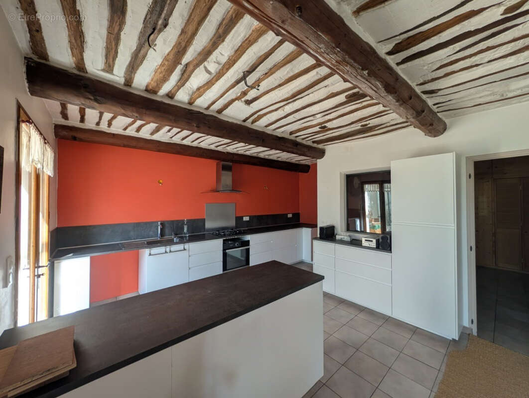 Maison à ENTRAIGUES-SUR-LA-SORGUE