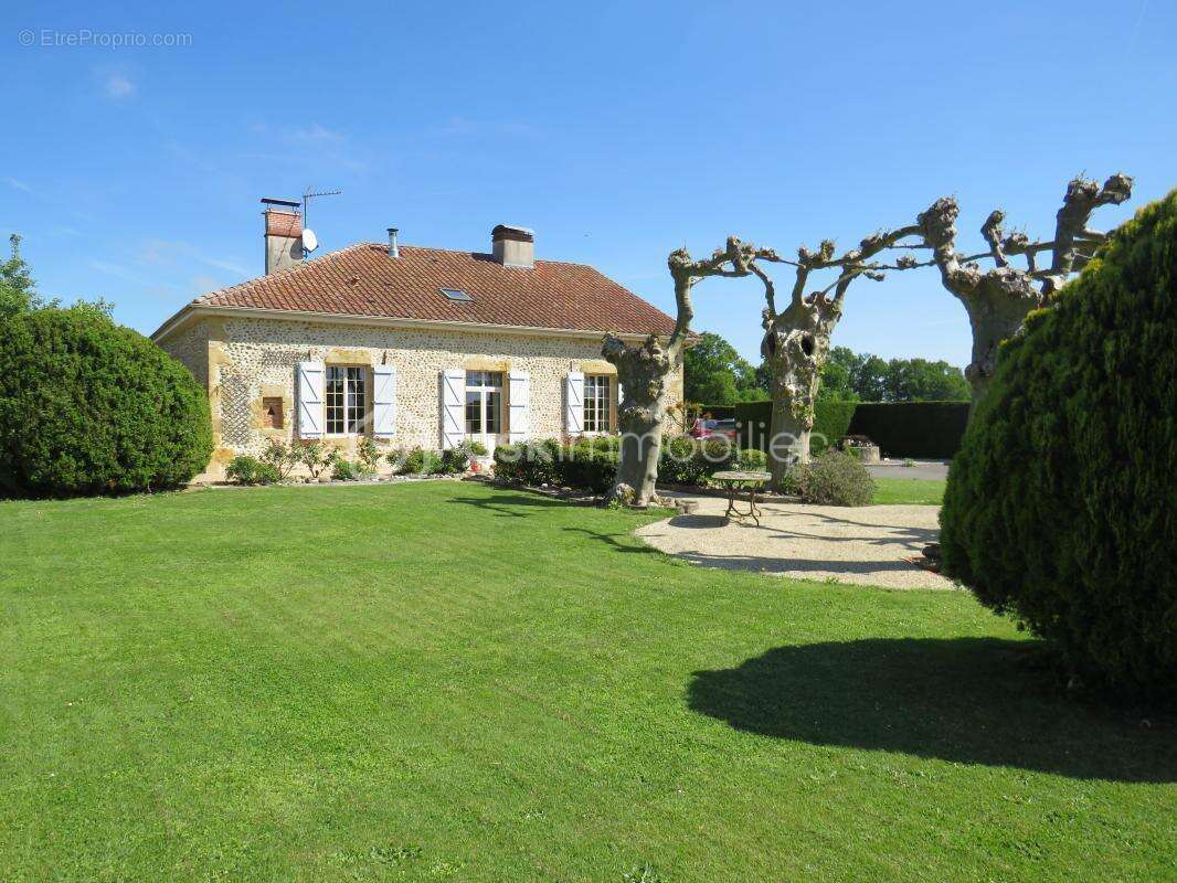 Maison de Caractère Rénovée 7 pièces de 231 m² au calme - photo 9