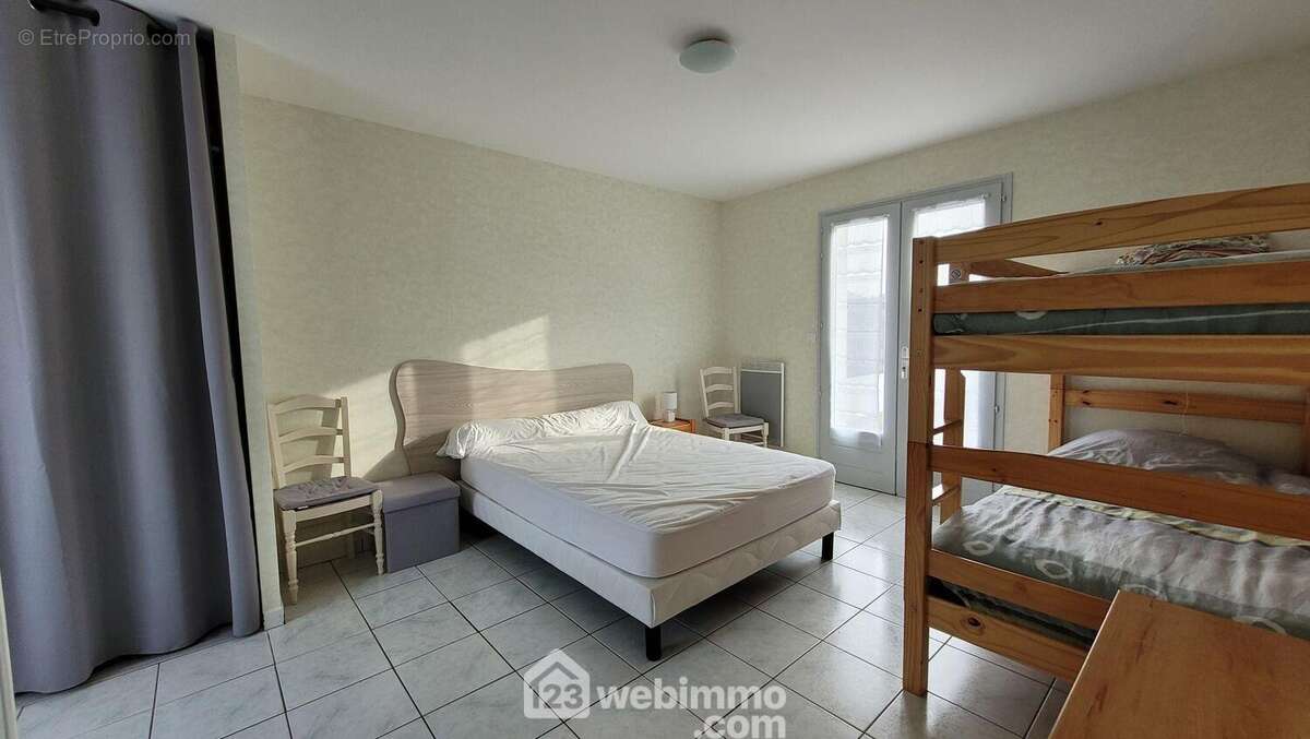 Un grande chambre de 19m², ouvrant sur le jardin - Maison à LONGEVILLE-SUR-MER