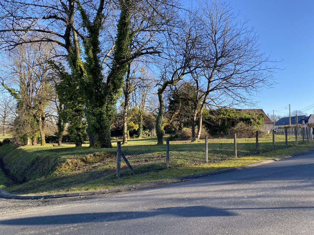 Terrain à ARNAC-POMPADOUR