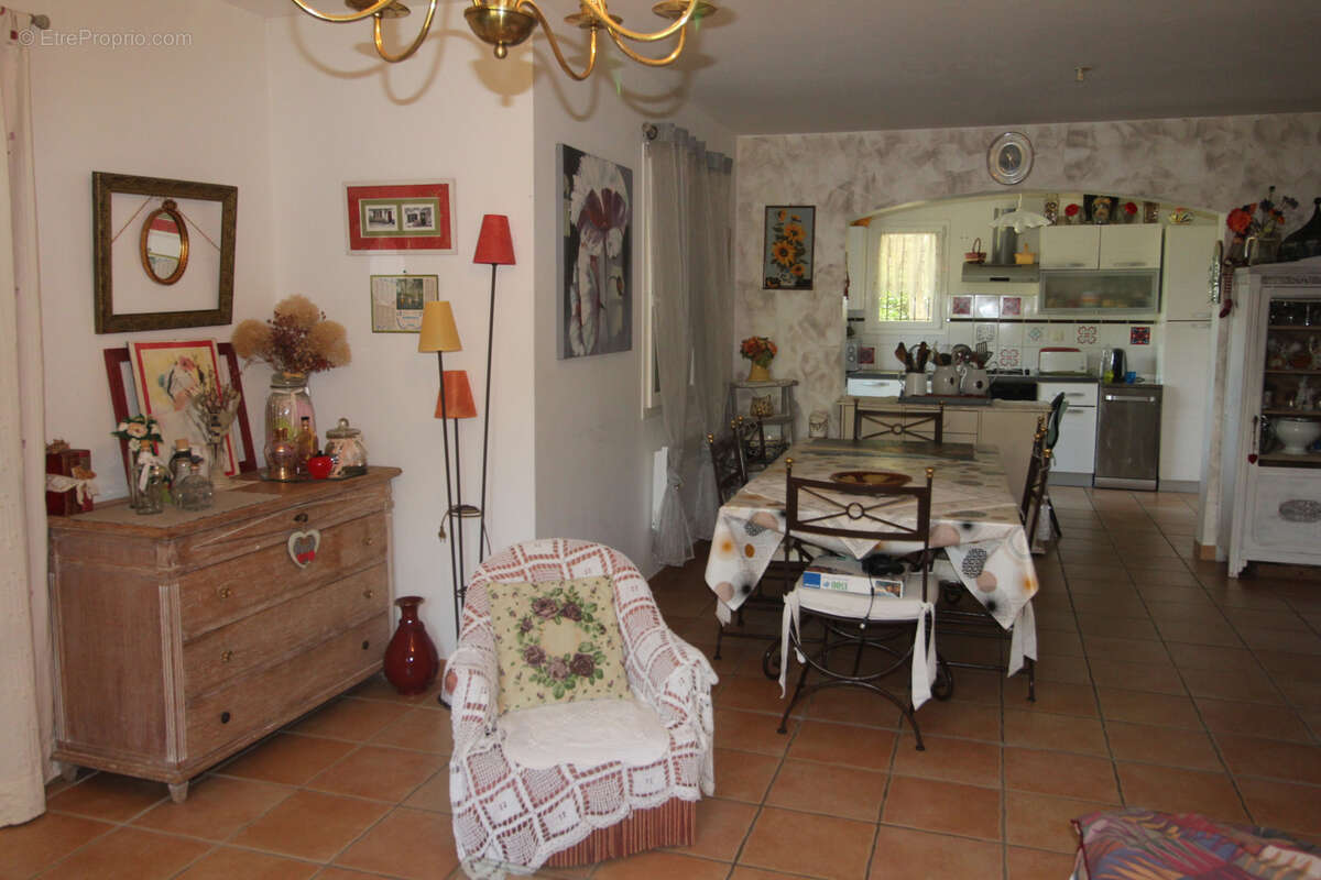 Prohe du village de Simiane la Rotonde, maison avec terrain et belle vue dégagée - photo 6