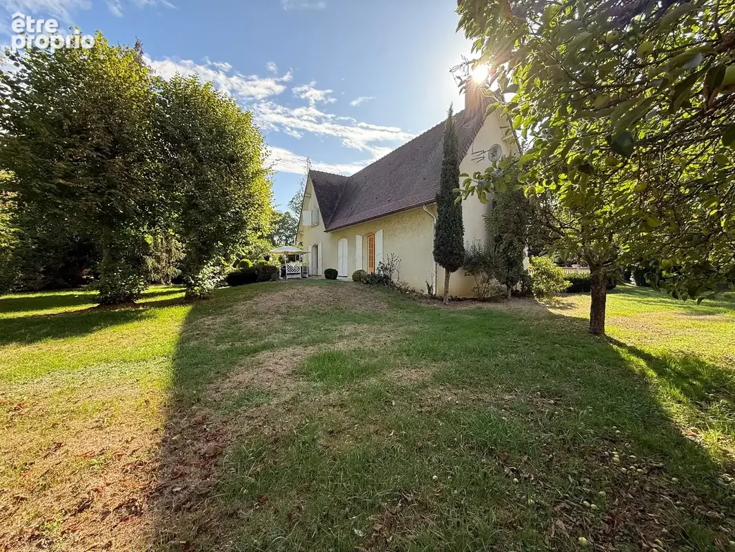 Dans un quartier prisé villa de 210 m2 dans un parc de 2000m2 - photo 2