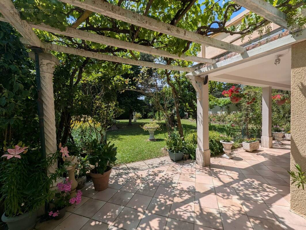 Maison à ETREMBIERES