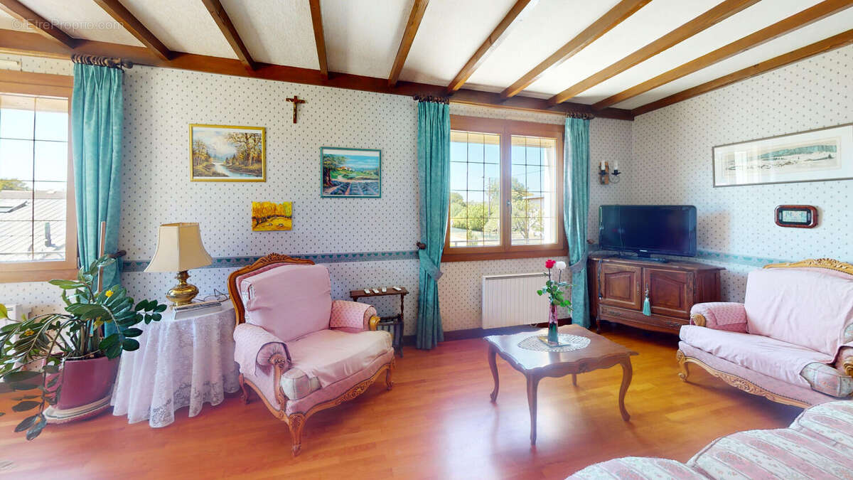 Montfaucon - Maison de 6 pièces - 147 m2 avec sous-sol complet - photo 3