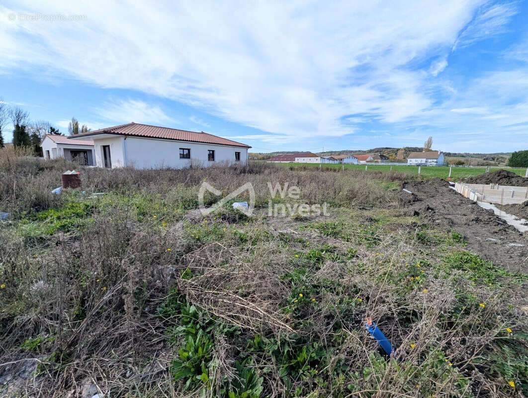 Terrain 590 m² à Aigueperse  - photo 2