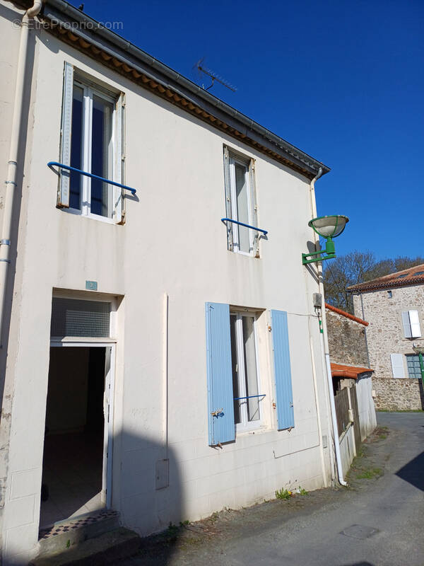 Maison à LA CHAIZE-LE-VICOMTE