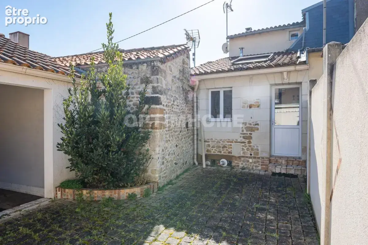 Grande maison de ville avec cour à Thouars (79) - photo 2
