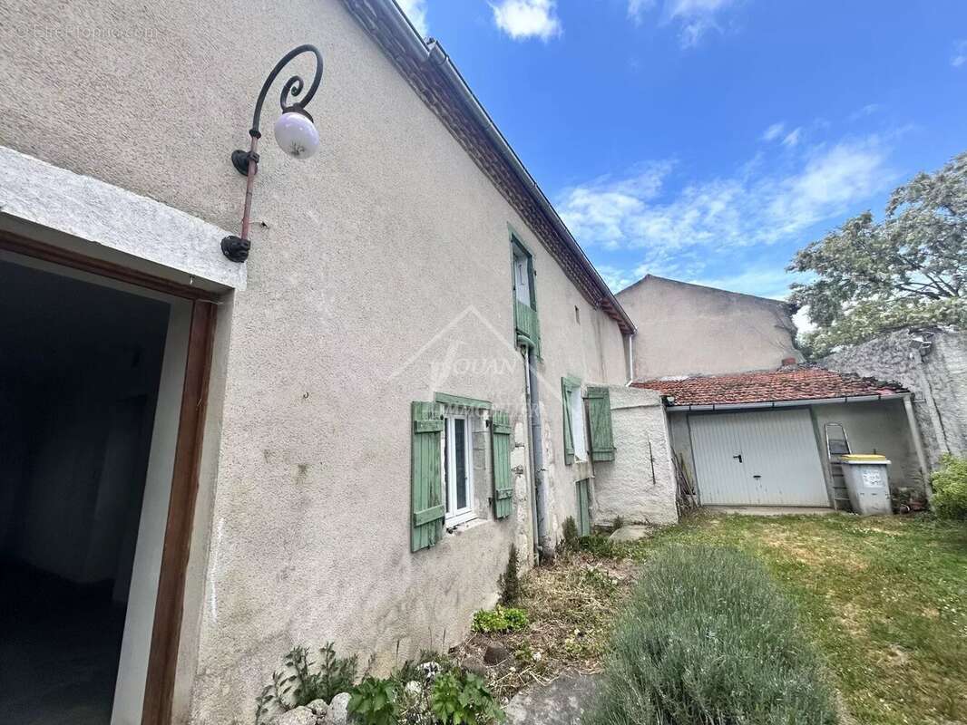 Maison à BELLENAVES