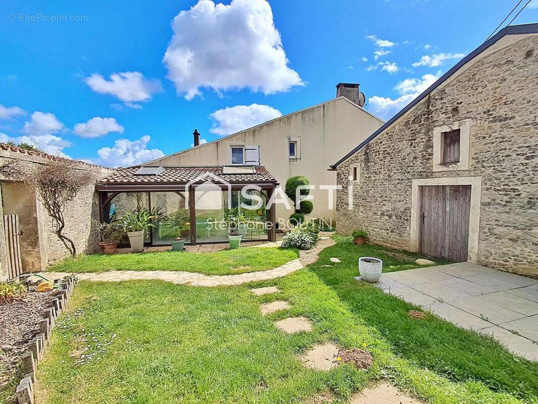 Maison 339 m² à Cezais  - photo 2