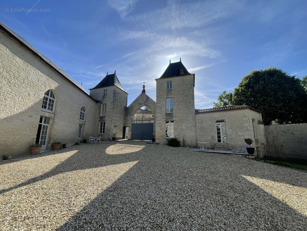 Superbe propriété fortifiée avec deux tours, un sauna et un spa dans la cour, située dans un magnifique villag - photo 2