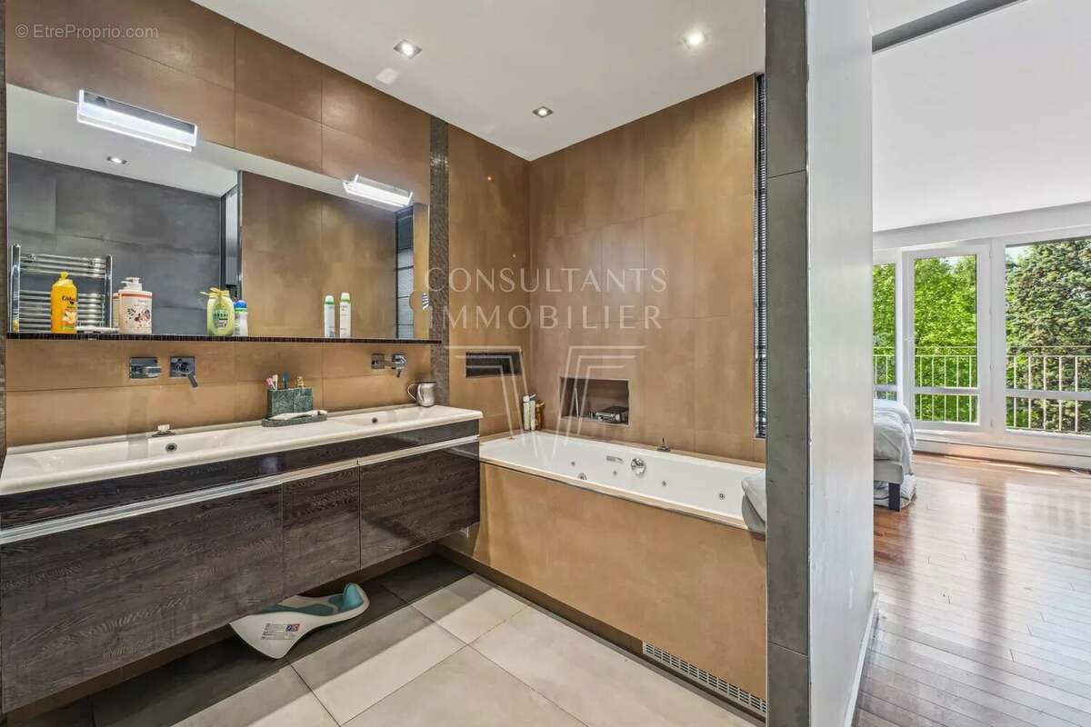 Appartement à NEUILLY-SUR-SEINE