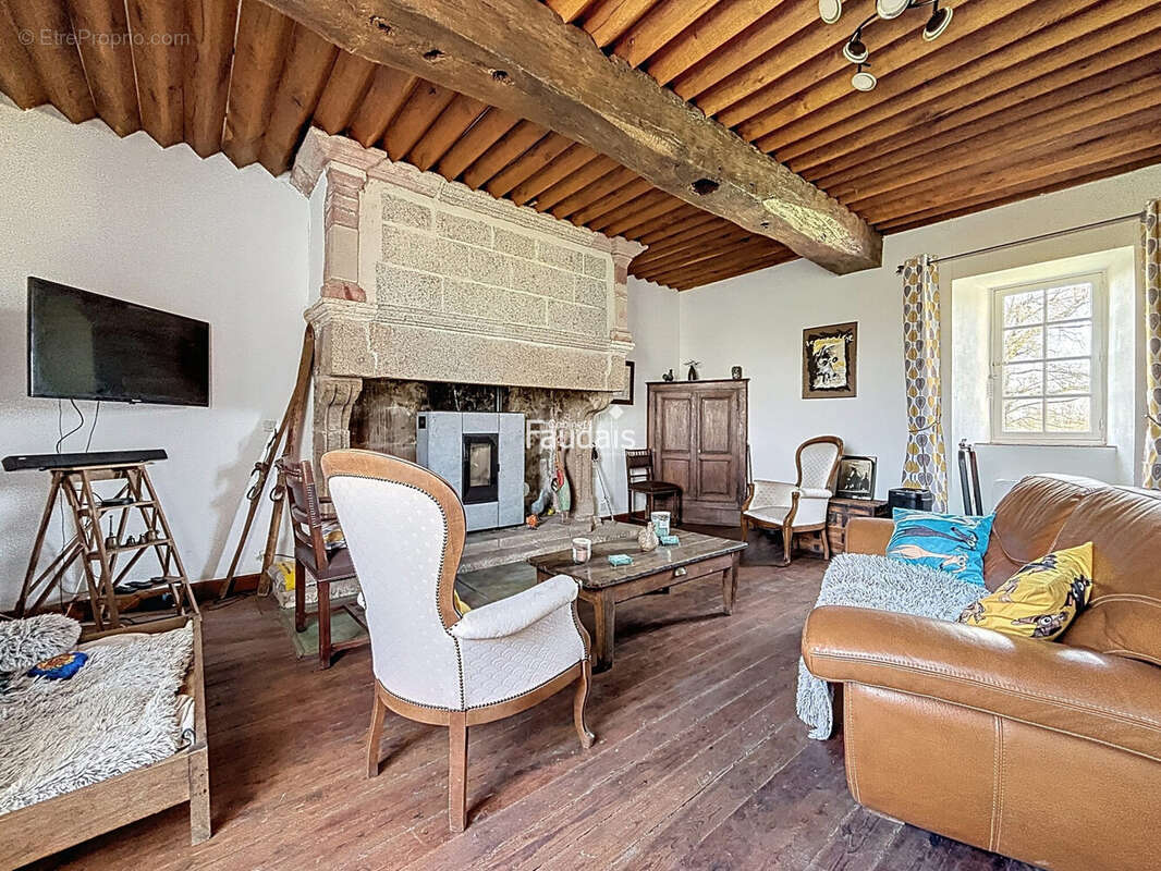Maison 253 m² à Le Dezert  - photo 8