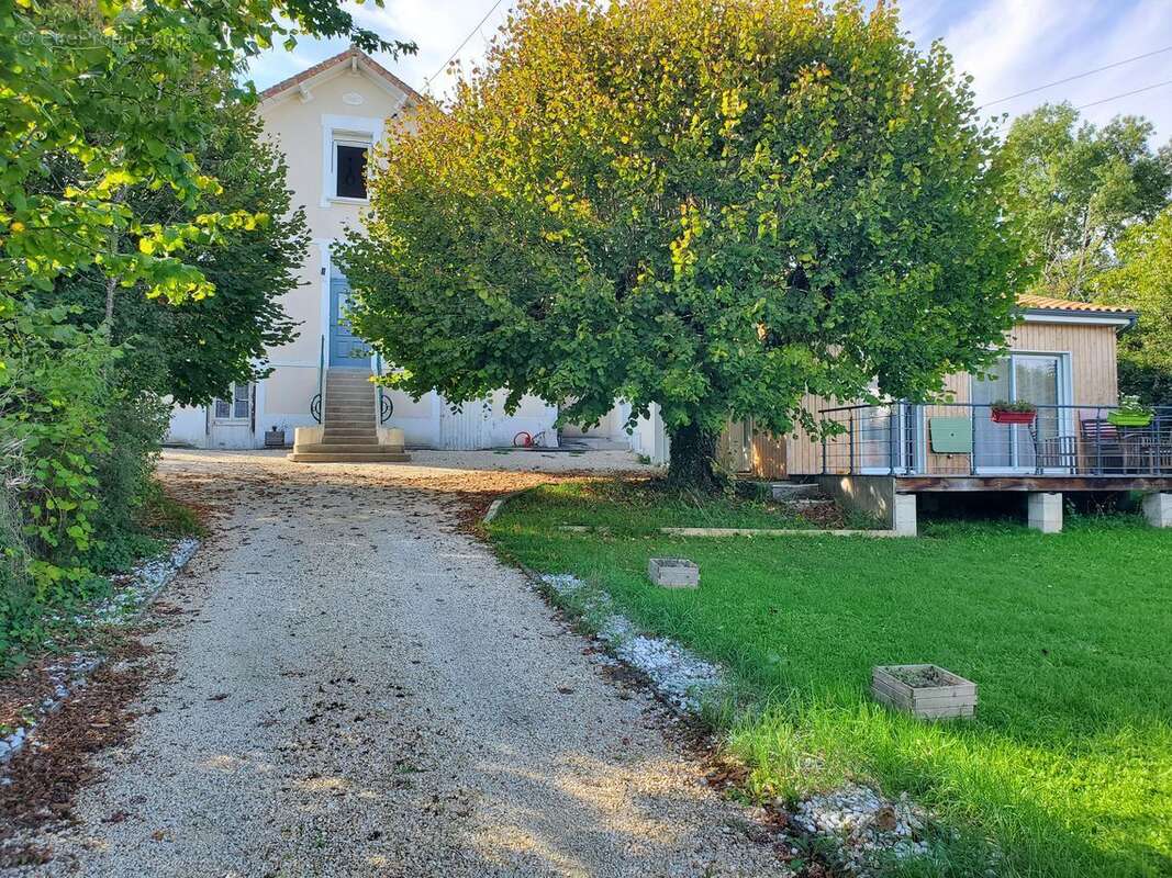 Maison à RUELLE-SUR-TOUVRE