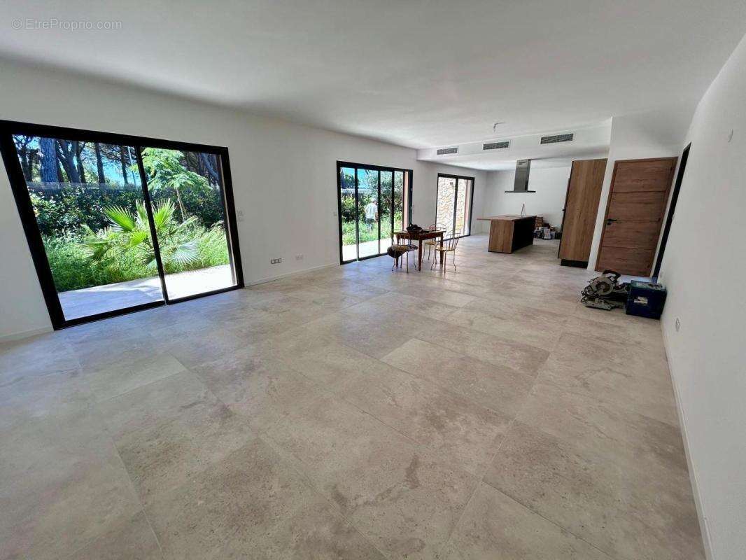 A VENDRE : Villa contemporaine neuve 175 m² – 5 chambres – Prestations haut de gamme – Saint-Raphaël / Valescure - photo 5
