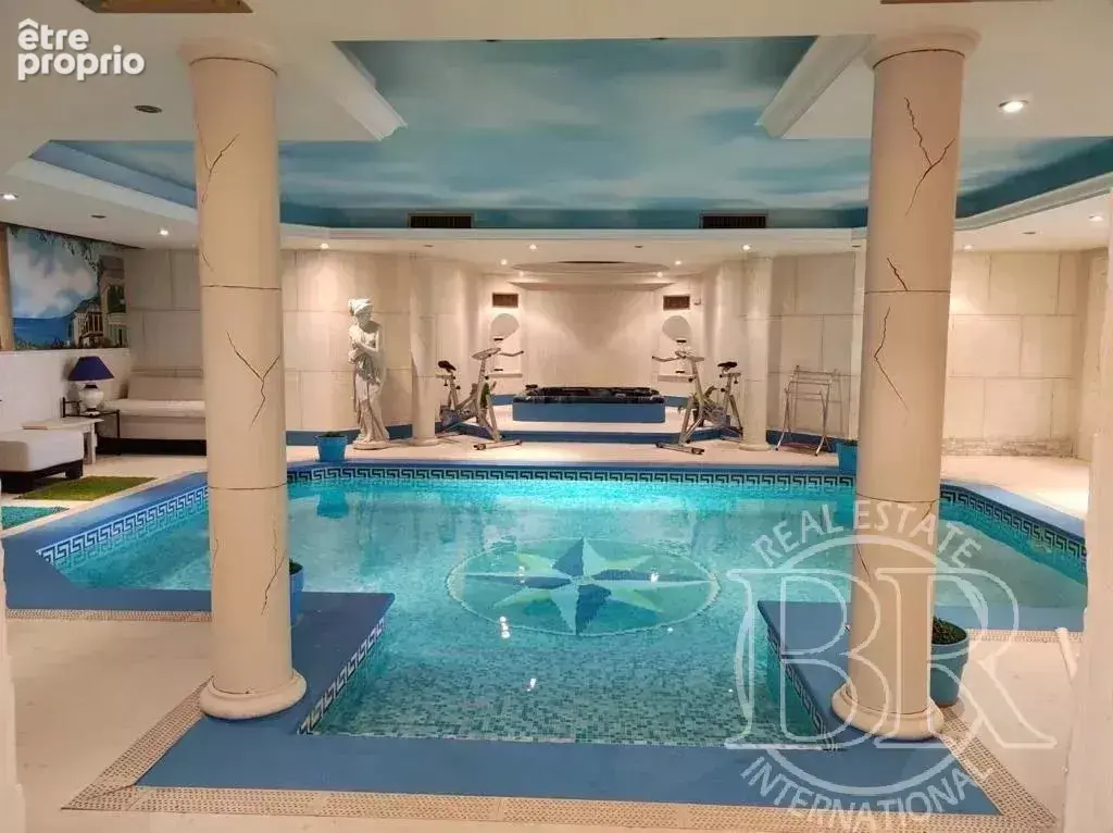 A Vendre NICE  Saint - Antoine Villa de 660  m² sur le terrain 4000  m² piscine extérieur , piscine intérieur, tennis - photo 2