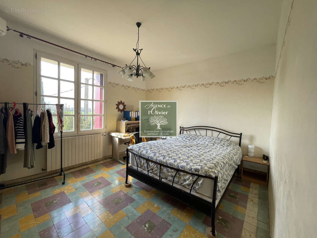 Entre BOULBON  et TARASCON   Propriété avec dépendances au pied de la Montagnette - photo 13