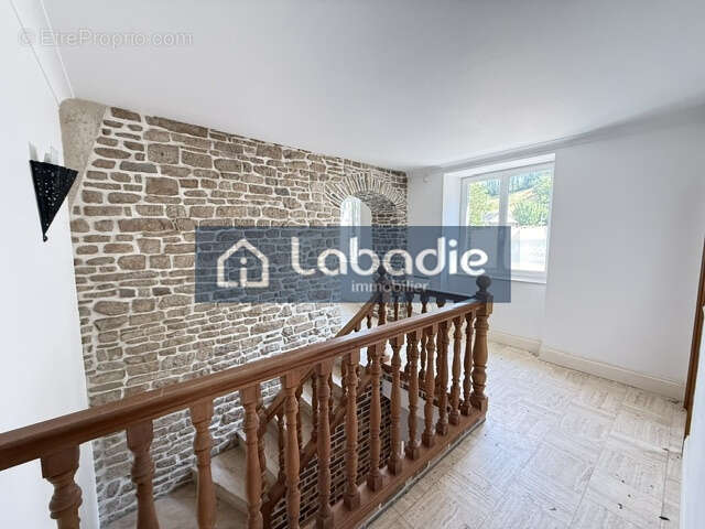 Maison en pierre proche du centre ville avec grand espace de stockage. - photo 8