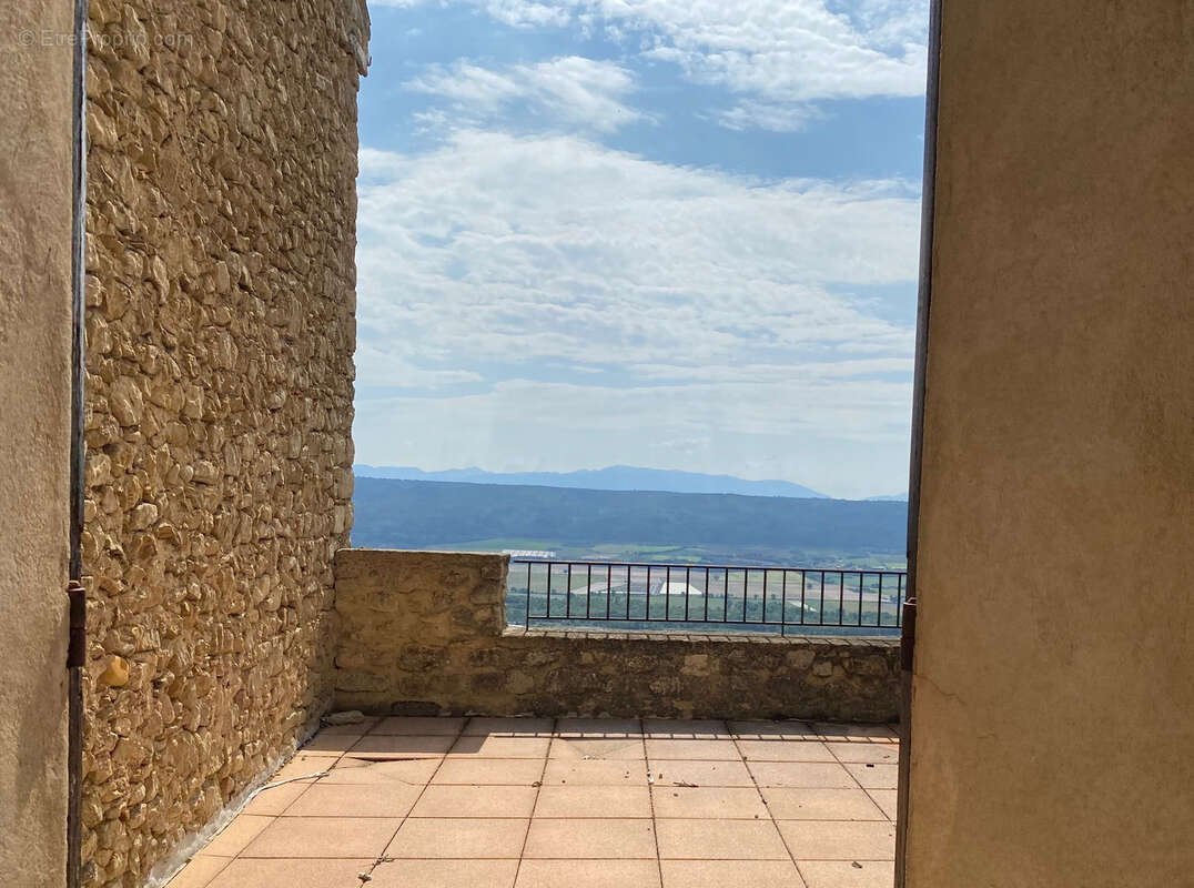 A VENDRE LURS Grande maison de village avec terrasse à rénover - photo 2